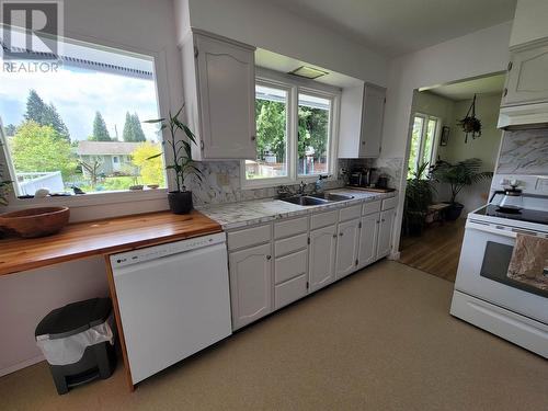 4831 Scott Avenue, Terrace, BC - Indoor Photo Showing Kitchen With Double Sink
