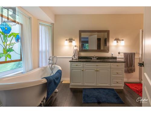 450 River  W Drive, Christina Lake, BC - Indoor Photo Showing Bathroom