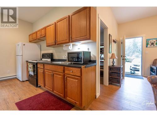 450 River  W Drive, Christina Lake, BC - Indoor Photo Showing Kitchen