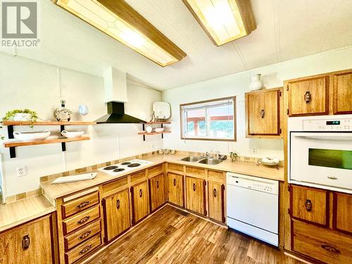 901 Eighth Street, Salmo, BC - Indoor Photo Showing Kitchen With Double Sink