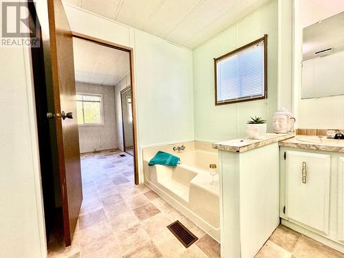 901 Eighth Street, Salmo, BC - Indoor Photo Showing Bathroom