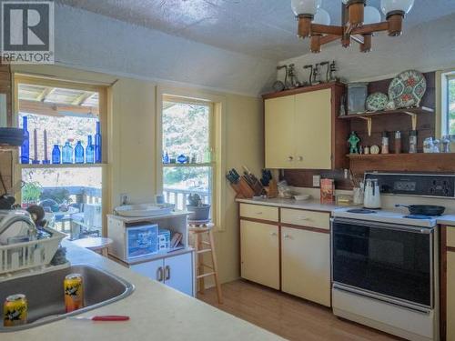 9690 Pryor Road, Powell River, BC - Indoor Photo Showing Kitchen