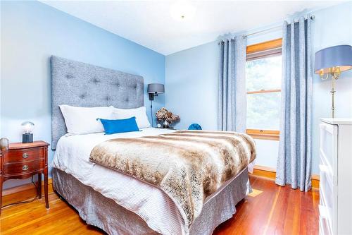 245 Province Street S, Hamilton, ON - Indoor Photo Showing Bedroom