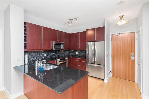 88 Broadway Avenue|Unit #304, Toronto, ON - Indoor Photo Showing Kitchen With Stainless Steel Kitchen With Double Sink With Upgraded Kitchen