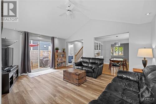 253 Anna Avenue, Ottawa, ON - Indoor Photo Showing Living Room