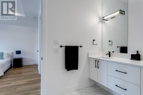 927 Carnoustie Drive, Kelowna, BC - Indoor Photo Showing Bathroom