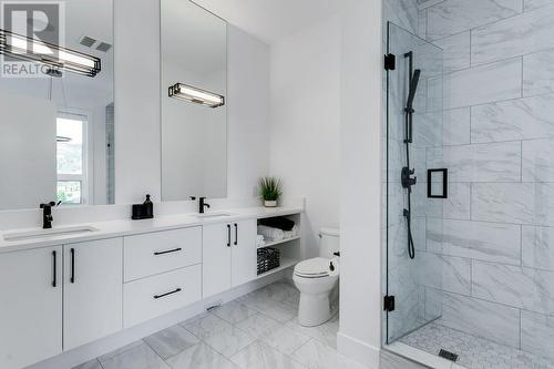 927 Carnoustie Drive, Kelowna, BC - Indoor Photo Showing Bathroom