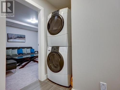 4000 Saturna Ave, Powell River, BC - Indoor Photo Showing Laundry Room