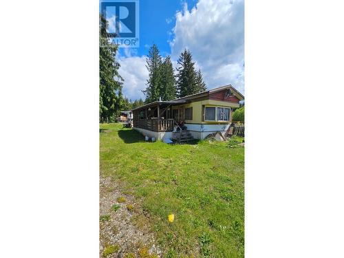 739 9Th  Nw Avenue, Nakusp, BC - Outdoor