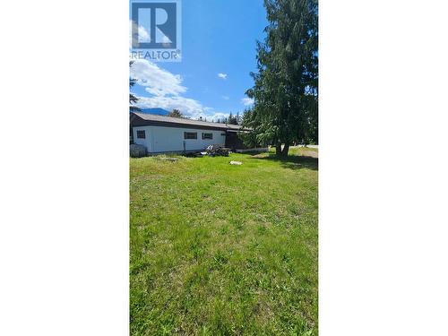 739 9Th  Nw Avenue, Nakusp, BC - Outdoor