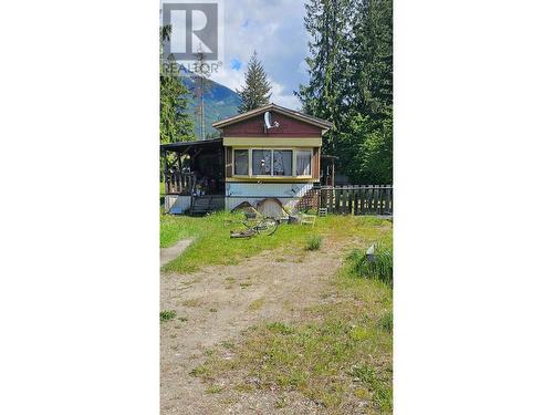 739 9Th  Nw Avenue, Nakusp, BC - Outdoor