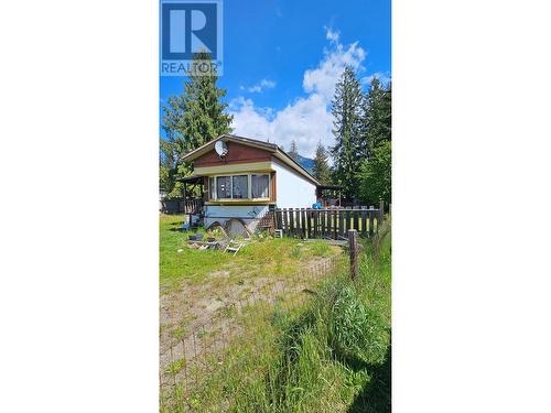 739 9Th  Nw Avenue, Nakusp, BC - Outdoor