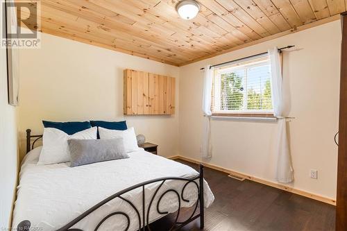 19 Murray Avenue, Northern Bruce Peninsula, ON - Indoor Photo Showing Bedroom