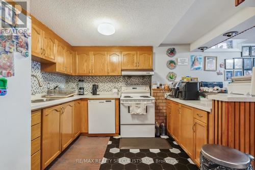 2069 The Chase, Mississauga, ON - Indoor Photo Showing Kitchen With Double Sink