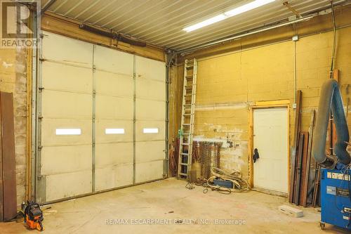 468 Mud Street W, Grimsby, ON - Indoor Photo Showing Garage