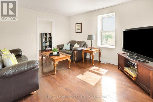 468 Mud Street W, Grimsby, ON - Indoor Photo Showing Living Room