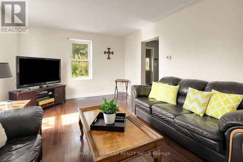 468 Mud Street W, Grimsby, ON - Indoor Photo Showing Living Room