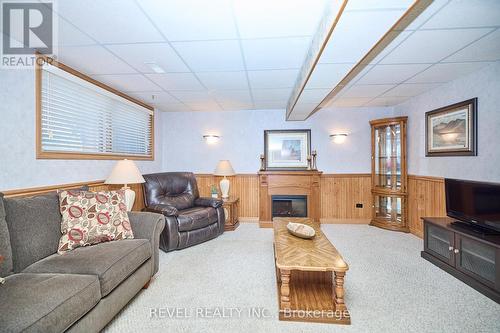 7151 Maywood Street, Niagara Falls, ON - Indoor Photo Showing Living Room With Fireplace