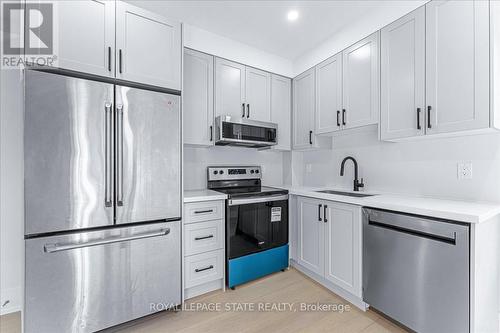 452-454 Upper Wellington Street, Hamilton, ON - Indoor Photo Showing Kitchen With Upgraded Kitchen