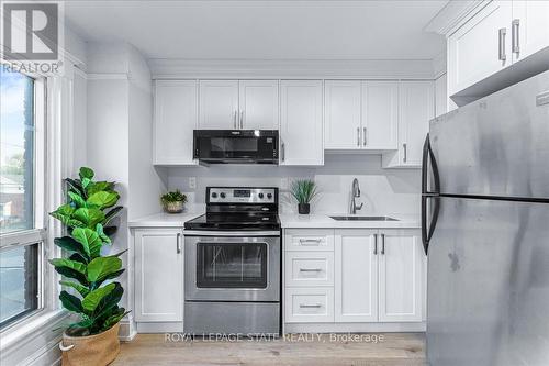 452-454 Upper Wellington Street, Hamilton, ON - Indoor Photo Showing Kitchen