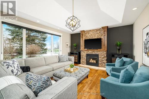 35 Karendale Crescent, Hamilton, ON - Indoor Photo Showing Living Room With Fireplace