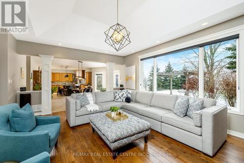 35 Karendale Crescent, Hamilton, ON - Indoor Photo Showing Living Room