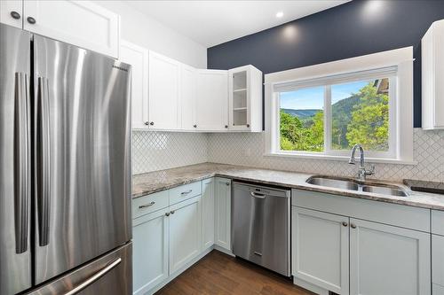 211 Houston Street, Nelson, BC - Indoor Photo Showing Kitchen With Stainless Steel Kitchen With Double Sink