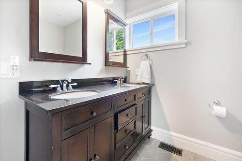 211 Houston Street, Nelson, BC - Indoor Photo Showing Bathroom
