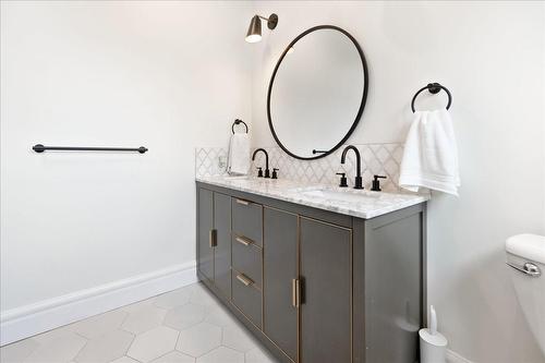 211 Houston Street, Nelson, BC - Indoor Photo Showing Bathroom