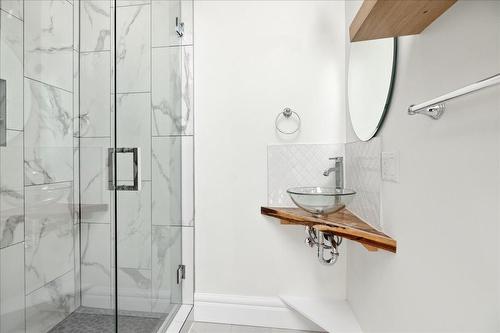 211 Houston Street, Nelson, BC - Indoor Photo Showing Bathroom