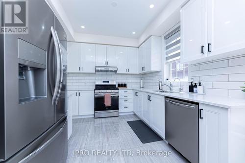 3 Novice Drive, Brampton, ON - Indoor Photo Showing Kitchen With Upgraded Kitchen