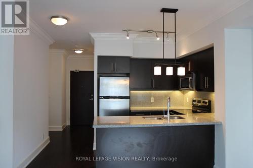 611 - 676 Sheppard Avenue E, Toronto, ON - Indoor Photo Showing Kitchen With Double Sink
