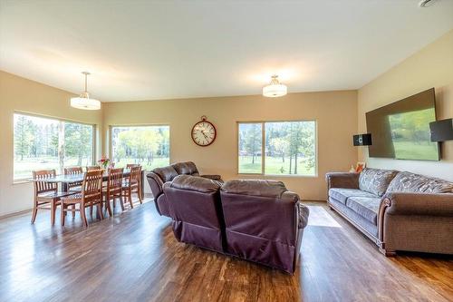 5748 Lower Elk Valley Road, Sparwood, BC - Indoor Photo Showing Living Room