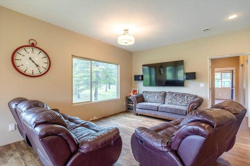 5748 Lower Elk Valley Road, Sparwood, BC - Indoor Photo Showing Living Room