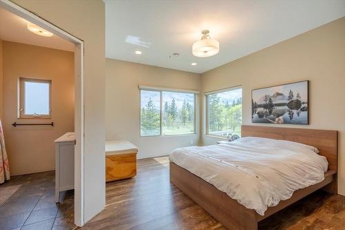 5748 Lower Elk Valley Road, Sparwood, BC - Indoor Photo Showing Bedroom