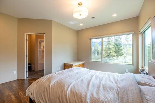 5748 Lower Elk Valley Road, Sparwood, BC - Indoor Photo Showing Bedroom