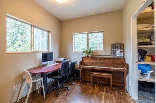 5748 Lower Elk Valley Road, Sparwood, BC - Indoor Photo Showing Office