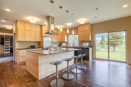 5748 Lower Elk Valley Road, Sparwood, BC - Indoor Photo Showing Kitchen With Upgraded Kitchen