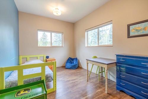 5748 Lower Elk Valley Road, Sparwood, BC - Indoor Photo Showing Bedroom