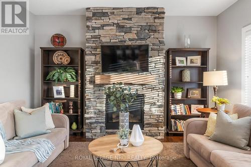 2768 Chestnut Street, Lincoln, ON - Indoor Photo Showing Living Room With Fireplace