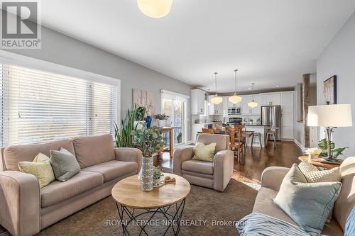 2768 Chestnut Street, Lincoln, ON - Indoor Photo Showing Living Room