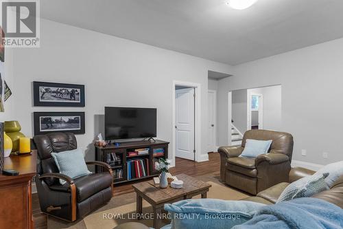 2768 Chestnut Street, Lincoln, ON - Indoor Photo Showing Living Room