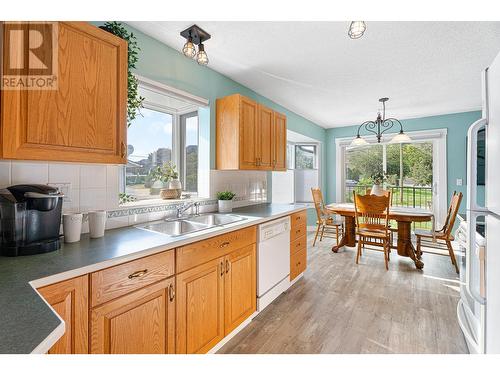 2485 Fleetwood Ave, Kamloops, BC - Indoor Photo Showing Kitchen With Double Sink