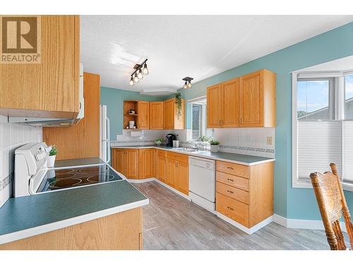 2485 Fleetwood Ave, Kamloops, BC - Indoor Photo Showing Kitchen