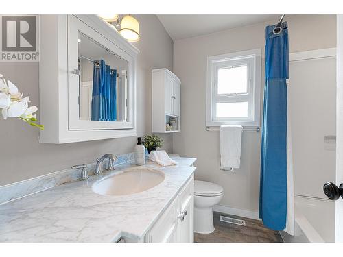 2485 Fleetwood Ave, Kamloops, BC - Indoor Photo Showing Bathroom