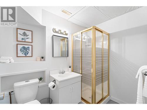 2485 Fleetwood Ave, Kamloops, BC - Indoor Photo Showing Bathroom
