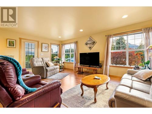 1420 Ainsworth Avenue, Riondel, BC - Indoor Photo Showing Living Room