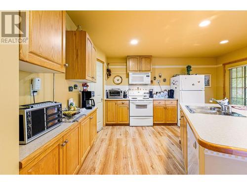 1420 Ainsworth Avenue, Riondel, BC - Indoor Photo Showing Kitchen With Double Sink