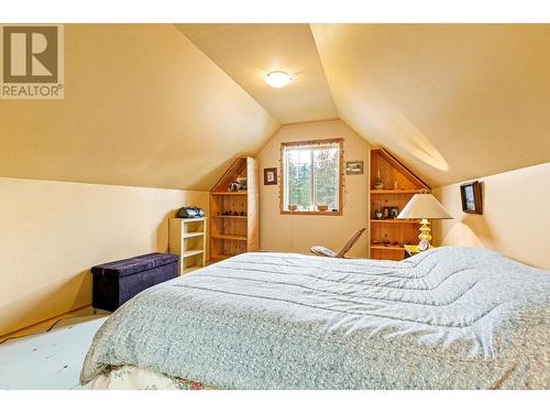 1420 Ainsworth Avenue, Riondel, BC - Indoor Photo Showing Bedroom