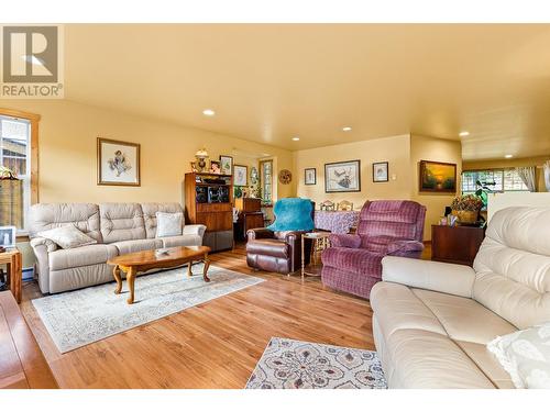 1420 Ainsworth Avenue, Riondel, BC - Indoor Photo Showing Living Room